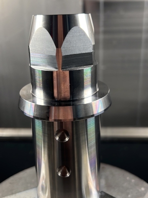 Maschinenbau CNC-Technik Zimmer - Tobias Zimmer an einer modernen Fertigungsmaschine