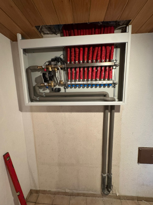 Fußbodenheizung Fräsen Adam Ciba - Heizkreisverteiler im Keller