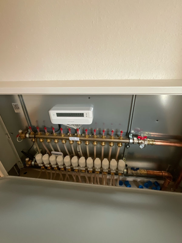 Fußbodenheizung Fräsen Adam Ciba - Fußbodennivellierung mit Heizkreisverteiler