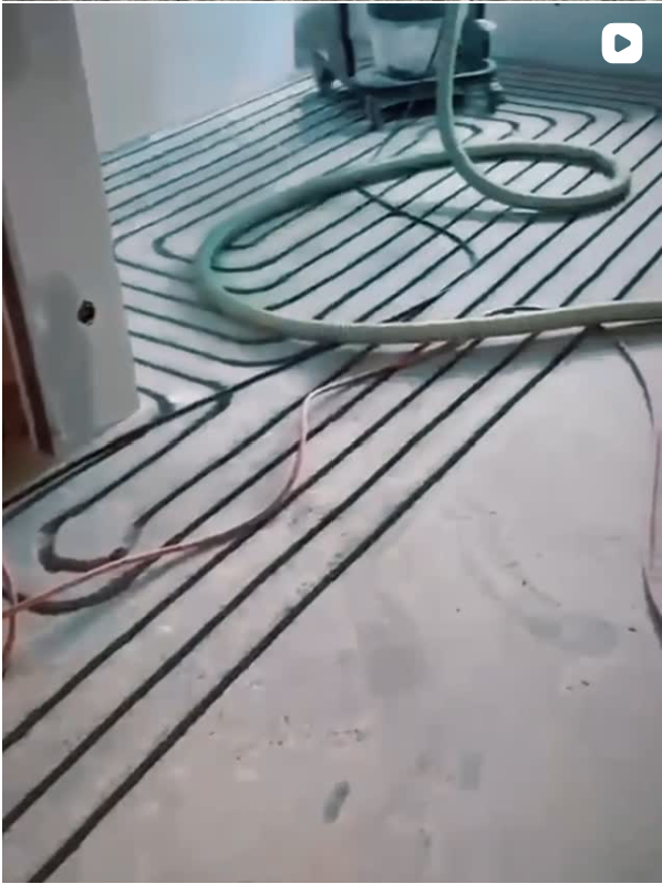 Fußbodenheizung Fräsen Adam Ciba - Verlegen von Heizrohr in die Heizkreiskanäle